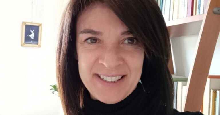 Alessandra Santona, psicoterapeuta familiar: "Comer bien y hacer ejercicio cuenta, pero las relaciones son uno de los factores más poderosos de bienestar mental y físico, tanto que la exclusión social activa en el cerebro las mismas áreas del dolor físico"