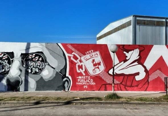 Un mural en la cancha de Deportivo Morón recorre los discos del Indio Solari
