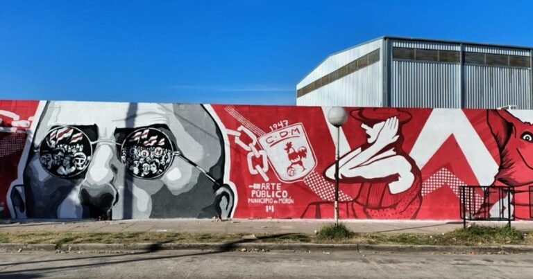 Un mural en la cancha de Deportivo Morón recorre los discos del Indio Solari