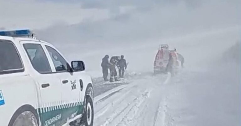 Histórica tormenta de nieve en Catamarca deja varados a cuatro trabajadores en la puna: desesperado operativo de emergencia