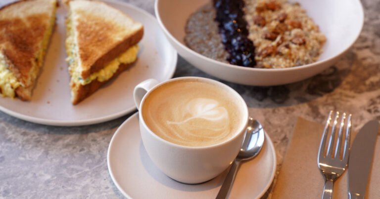 La psicología dice que las personas que siempre toman el café solo no son simplemente puristas, sino que esa preferencia coincide con una necesidad de una realidad sin filtros que va mucho más allá de la taza