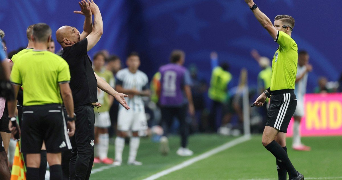El técnico de Egipto explicó qué quiso decir con el gesto de brazos cruzados en la agónica derrota ante Argentina: "No era por racismo"