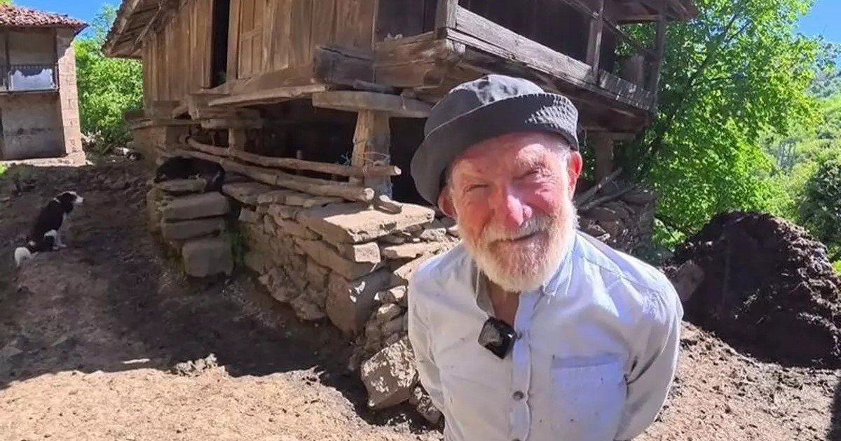 A sus 94 años vive solo en una aldea sin electricidad: "Aconsejo a los jóvenes que se adapten a una vida normal en la montaña y que se dejen de tanta ciudad"