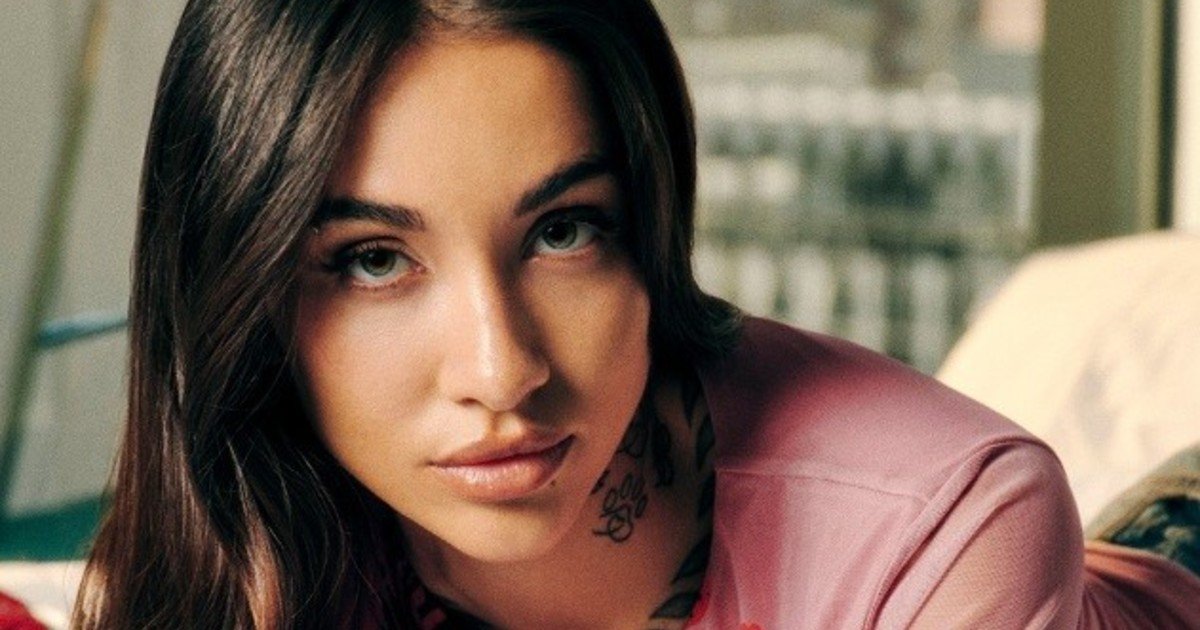 María Becerra tomó un avión privado hacia Nueva York y se encamina para ser la artista que entonará el himno argentino en la final