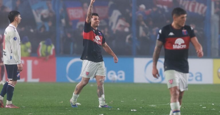 Nacional de Uruguay recibió a Tigre con la canción de España campeón, pero terminó goleado y silbado por su gente