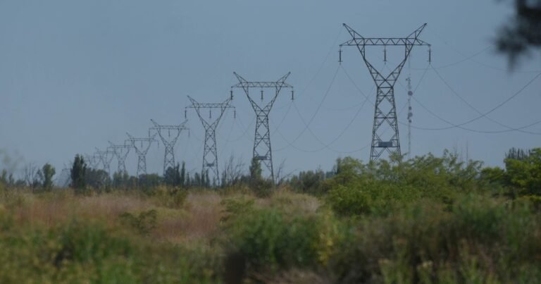 El Gobierno prorrogó la emergencia eléctrica y la alineó con la del gas