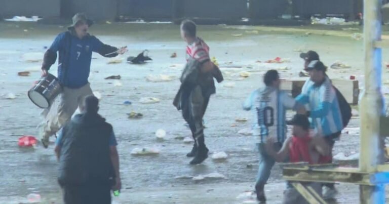 El festejo en el Obelisco se empañó con incidentes sobre el final: hubo corridas, robo de celulares y volaron piedras y botellas
