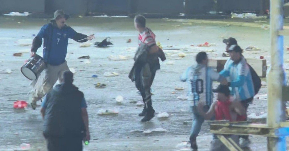 El festejo en el Obelisco se empañó con incidentes sobre el final: hubo corridas, robo de celulares y volaron piedras y botellas