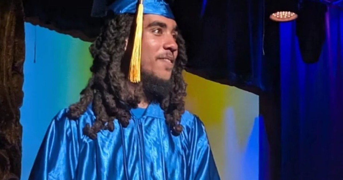 Dejó la escuela para trabajar y ayudar a su familia, vivió en la calle en Nueva York, pero finalmente logró graduarse: "Pese a la pobreza y la discriminación me seguí esforzando", confesó en su discurso motivador