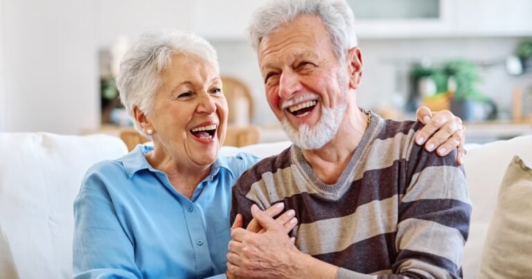 La psicología dice que las parejas que perduran hasta los 70 años a menudo no son las que nunca discutieron; son las que aprendieron a distinguir entre las discusiones sobre algo real y las que simplemente reflejaban agotamiento