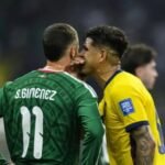 Otra vez aplican la Ley Prestianni en el Mundial 2026: así fue la expulsión de Hincapié en Ecuador y el sugestivo desplante al DT argentino Beccacece