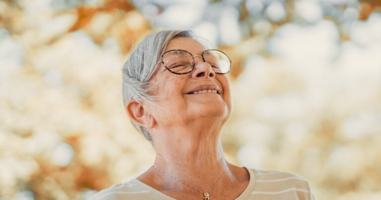 "Tengo 60 y tantos años y por fin me amo a mí misma en todos los sentidos, pero lo que me cuesta aceptar es la velocidad con la que el mundo empieza a borrarme"