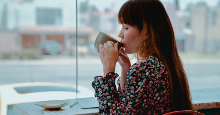 "Pedí mi café solo durante 20 años porque mi padre lo hacía, y el día que finalmente admití que ni siquiera me gusta, empecé a encontrar su huella en decisiones que yo consideraba mías"