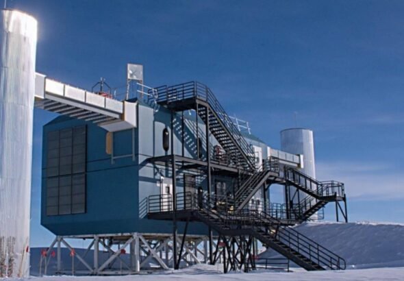Un telescopio bajo el hielo de la Antártida usa la Tierra para detectar partículas del universo