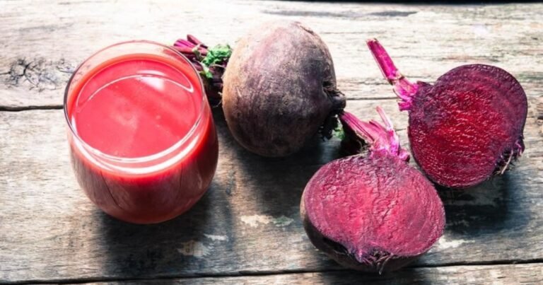 Los cardiólogos no dan crédito: un estudio revela que beber jugo de remolacha durante solo dos semanas puede ayudar a bajar la presión arterial