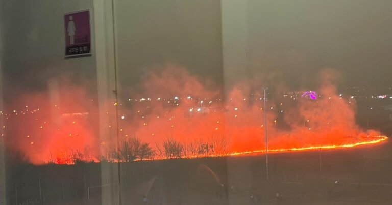 Incendio de pastizales cerca del estadio de River vs Aldosivi en Salta: preocupación por una gran columna de humo