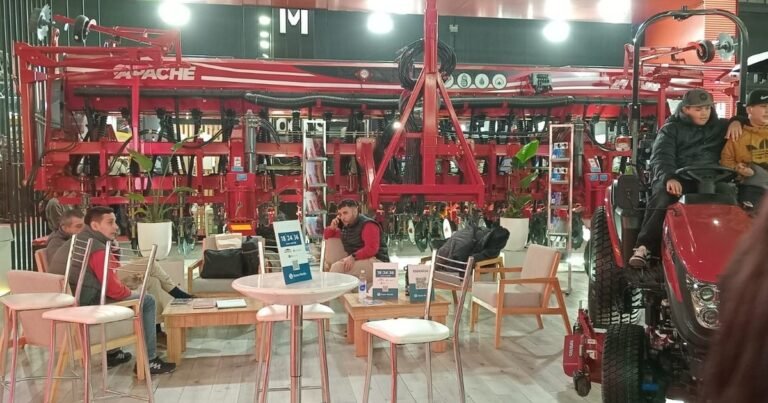 Los tractores y las sembradoras también son protagonistas en Palermo