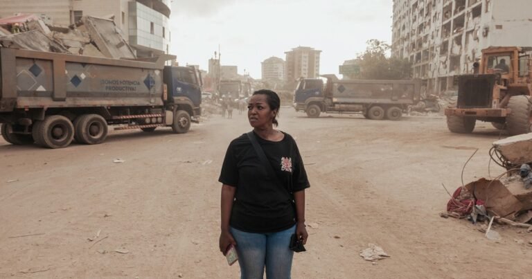 La Guaira, entre los escombros de los terremotos y el fin de la revolución