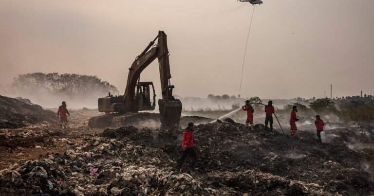 Un basurero en Indonesia se incendió hace más de una semana y sigue ardiendo