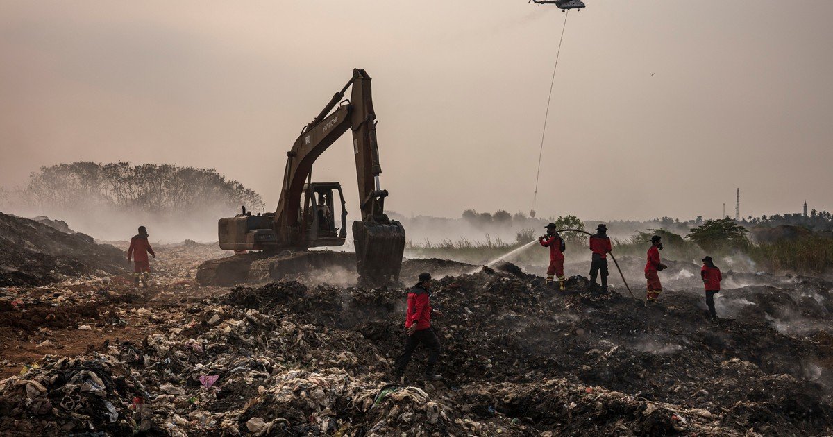 Un basurero en Indonesia se incendió hace más de una semana y sigue ardiendo