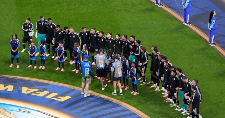 Los hinchas argentinos taparon el himno de Inglaterra con el clásico grito: "El que no salta..."