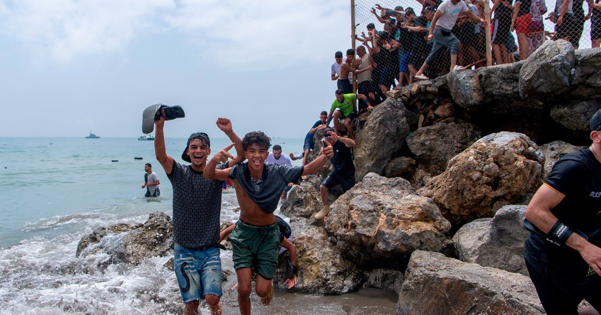 Crisis migratoria en Ceuta, EN VIVO: el minuto a minuto del cruce masivo desde Marruecos