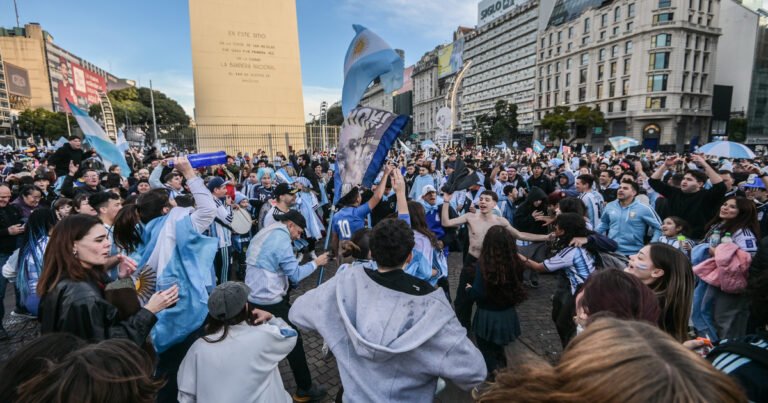 Fiesta y desahogo total en el Obelisco luego del heroico triunfo de la Selección con una ilusión que crece