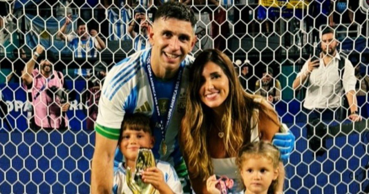 La esposa brasileña del Dibu Martínez reveló qué hizo el arquero para jugar el Mundial y bancó a Argentina: “Este país es realmente especial”