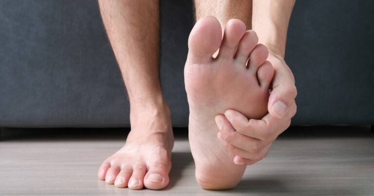Dolor en pies y tobillos: un reumatólogo explica cómo diferenciar artrosis de artritis y tres ejercicios para aliviarlo