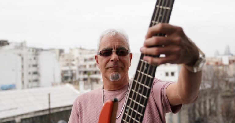 Marcelo Vaccaro, el bajista que hizo sonar las canciones de los grandes del rock y, a los 58 años, se animó a cantar las propias