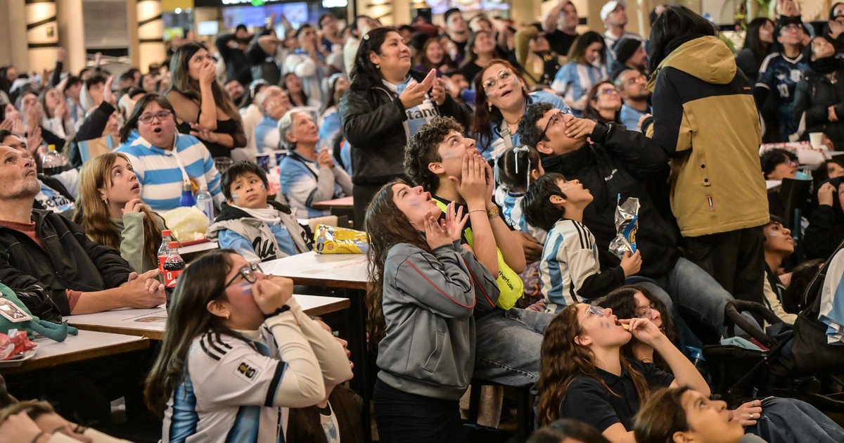 Almuerzo, angustia y desahogo: siete mil personas celebraron en el Abasto la remontada de la Selección