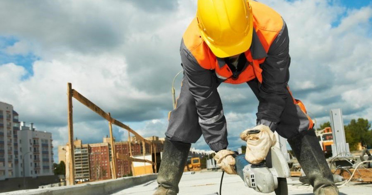 Un proyecto de ley en California propone un salario de 28 dólares por hora para la construcción de viviendas y divide a los sindicatos