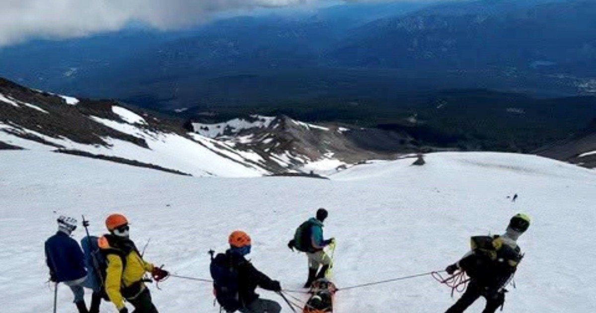 Rescatan con vida a una joven de 31 años que cayó a 457 metros de altura mientras escalaba el monte Shasta: "De buen ánimo y consciente"
