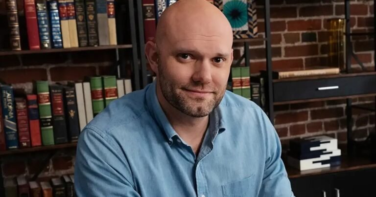 James Clear: “No te elevás al nivel de tus objetivos”: qué significa la frase sobre los hábitos que sostienen el éxito