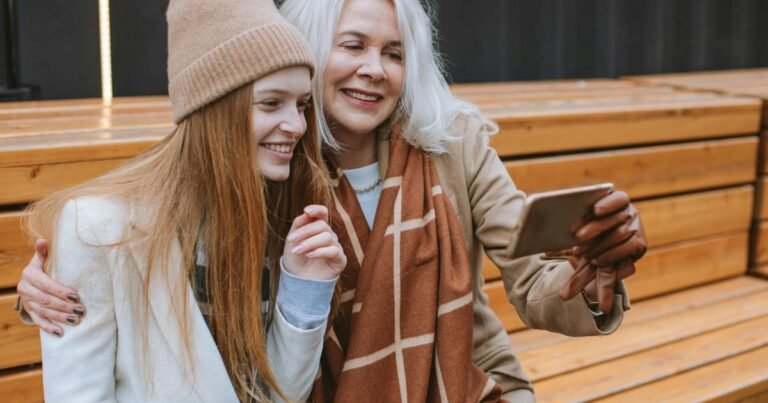 La psicología dice que las personas que se vuelven más amables en la segunda mitad de su vida generalmente no se están ablandando, sino que simplemente han realizado suficiente trabajo interno para reconocerse en las personas difíciles a las que solían juzgar