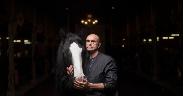 La historia de Bartabas, el único hombre que hace obras de teatro con caballos, y que también le ganó un juicio a Tom Waits