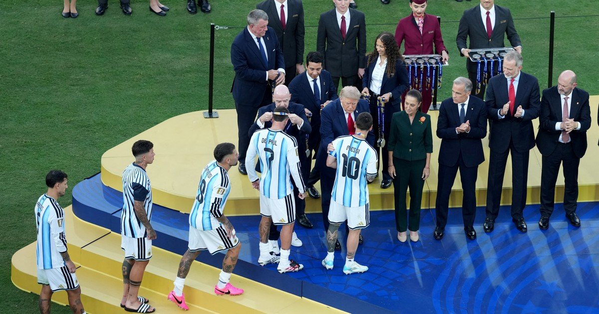 Cristian Cuti Romero se hizo viral por un polémico gesto: ¿evitó darle la mano a Donald Trump al recibir la medalla?