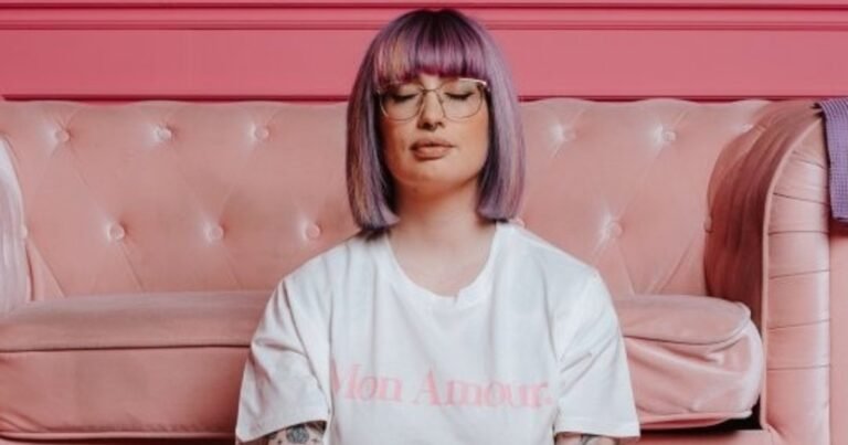 Cristina, influenciadora y experta en limpieza en España: "Piensan que me hacen un favor pagándome 10 euros la hora, pero estudié una carrera”