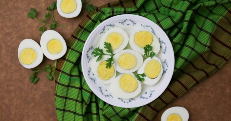 Por qué los cocineros recomiendan agregar unas gotas de limón al hervir huevos y cómo hacerlo correctamente