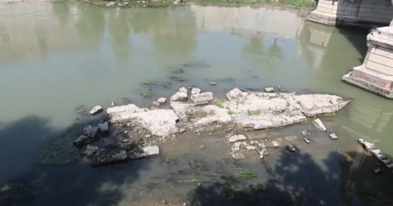 La sequía es tan grave en Italia que bajó el río Tíber y dejó al descubierto el antiguo Puente de Nerón