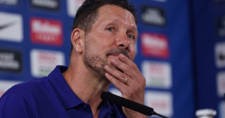 Diego Simeone aclaró su frase sobre Julián Álvarez: "Dije que respetaba a los hinchas, pero no comparto insultos ni agravios"