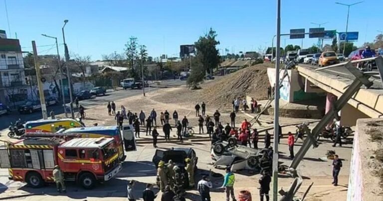 Tragedia en el viaducto: cayeron dos autos al romper un guardarrail de un puente, murió un hombre y seis personas terminaron heridas