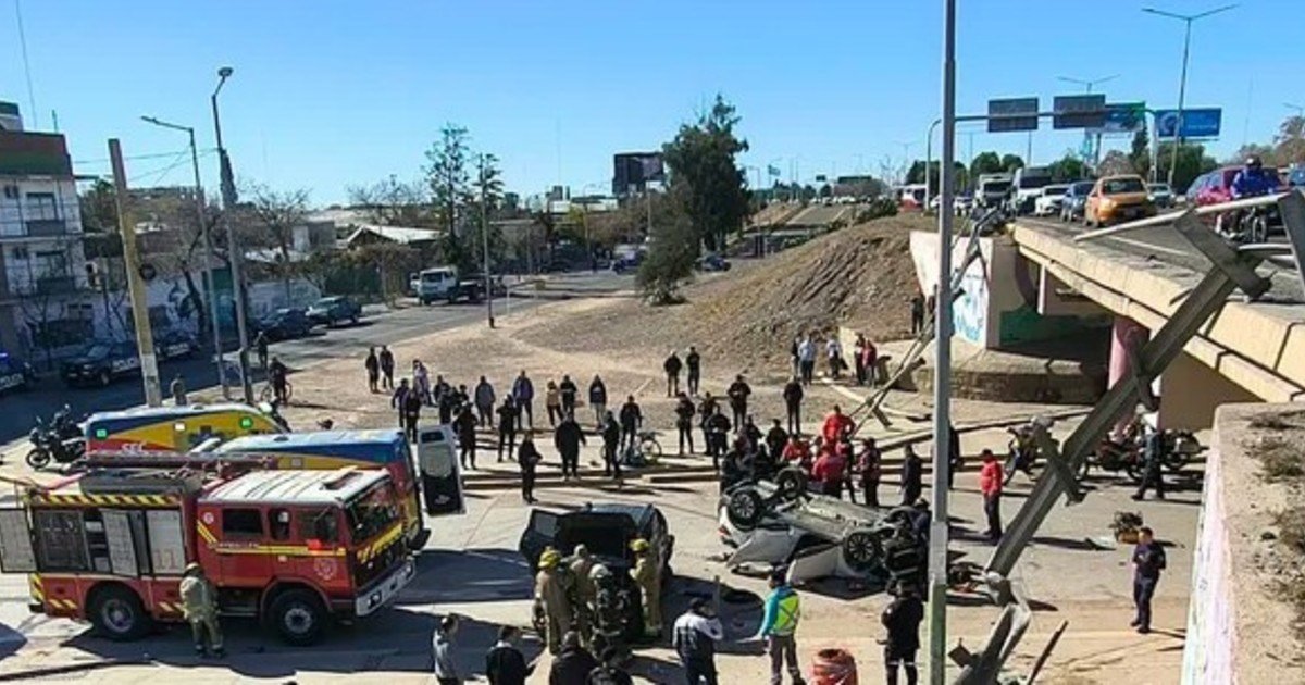 Tragedia en el viaducto: cayeron dos autos al romper un guardarrail de un puente, murió un hombre y seis personas terminaron heridas