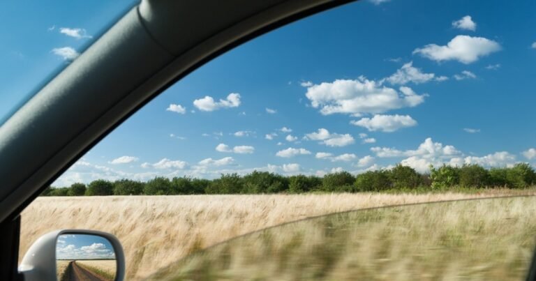 Los expertos lo advierten: bajar las ventanillas en la autopista puede gastar más combustible que usar el aire acondicionado