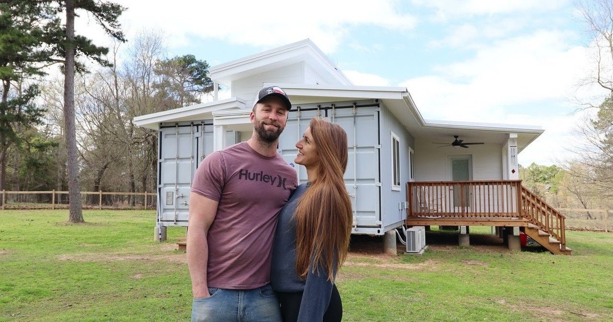 Dejaron todo en Florida, se mudaron a Texas y construyeron una casa autosuficiente con dos contenedores marítimos sin tener experiencia: "El objetivo es ser autosuficientes"