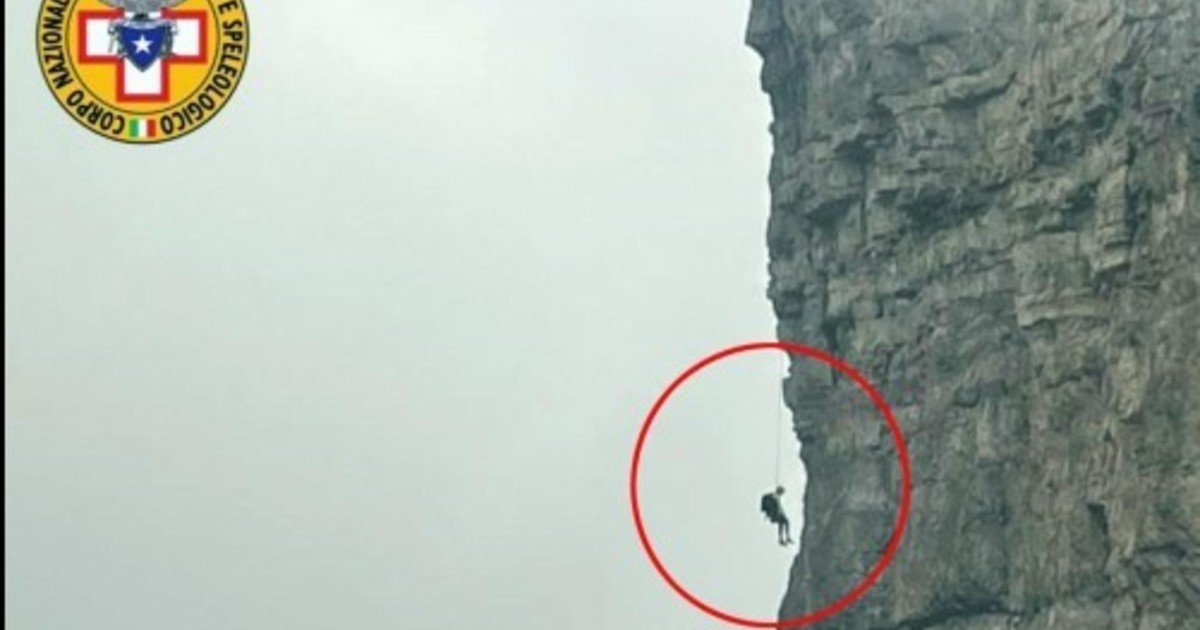 En un salvataje de película rescataron a un alpinista  que estuvo colgado en el vacío durante 12 horas