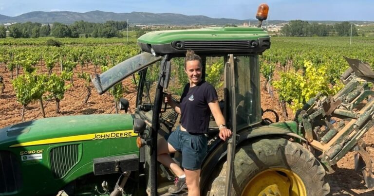 Paula Nuévalos (27 años): "Soy agricultora autónoma y estoy cansada de que solo se hable de lo malo; no tengo techo en lo que puedo ganar"