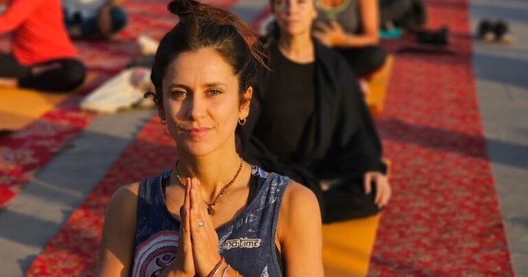 Erica di Cione, profesora de yoga: “No sirve de nada descansar o meditar dos días si vivimos los otros cinco completamente desconectados de nuestras propias necesidades”