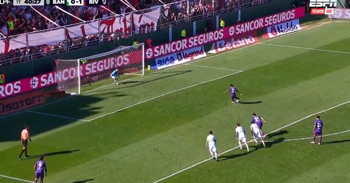 El polémico "doble" penal de River ante Banfield: por qué se anuló la atajada de Ruso Rodríguez ante Almada