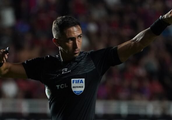 El árbitro Nazareno Arasa y el VAR Diego Ceballos, sancionados en forma exprés por la AFA tras perjudicar a Vélez: qué dice el comunicado